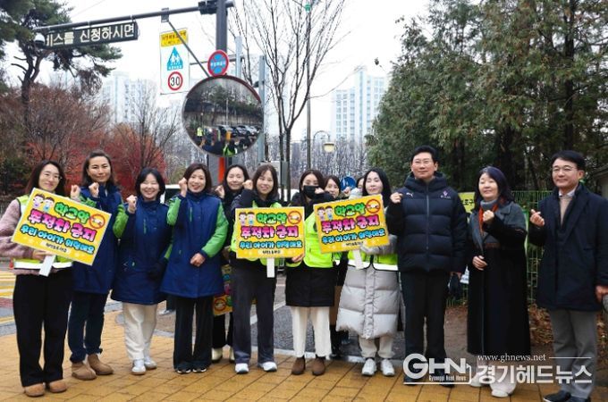 이상일 용인특례시장이 11일 청덕초등학교를 방문해 교통지도봉사를 했다.