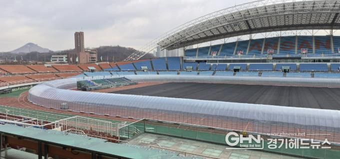 안산 와~스타디움 트랙 비닐하우스 설치 전경. (사진=안산도시공사 제공)
