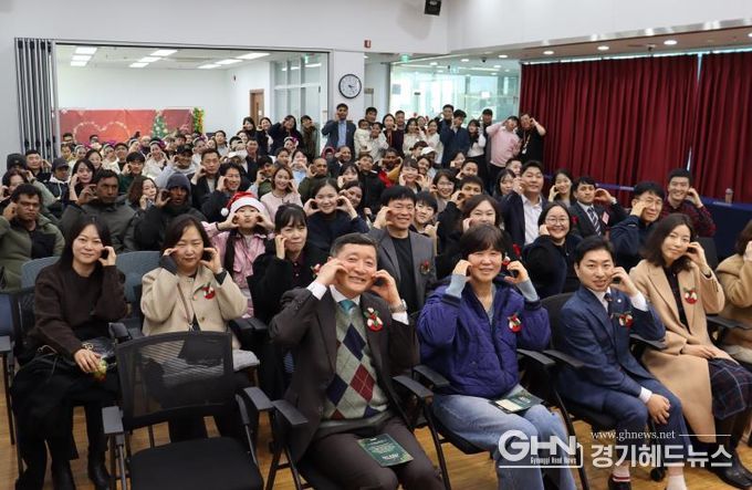 2025년 화성시외국인복지센터 사업보고회 기념 사진