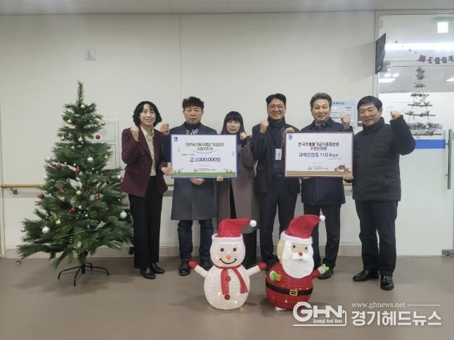 전달식 후 한국추출가공식품업중앙회경기도지부 수원시지회, 대한농산물식품임가공업연합회 수원시지부, 수원시 관계자가 함께하고 있다.