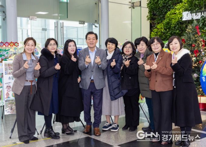 이재준 수원시장(왼쪽 4번째) 탄소중립 환경 챌린지 사진전이 열리는 시청 별관 로비에서 수원시 공공형어린이집연합회 관계자들과 기념촬영을 하고 있다.