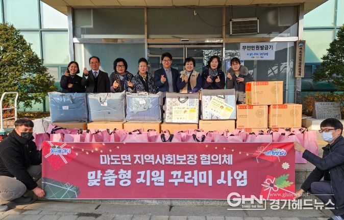 마도면 지역사회보장협의체가 17일 관내 취약계층 및 어린이가정을 대상으로 맞춤형 지원꾸러미 전달에 앞서 기념촬영하고 있다