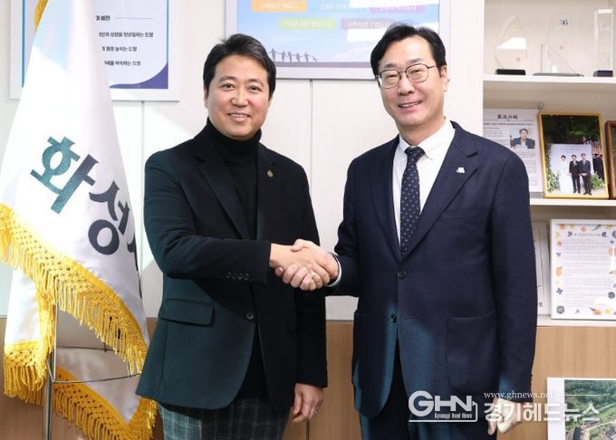 정명근 화성특례시장이 최고조 주한 가나 공화국 대사와 기념촬영을 하고 있다