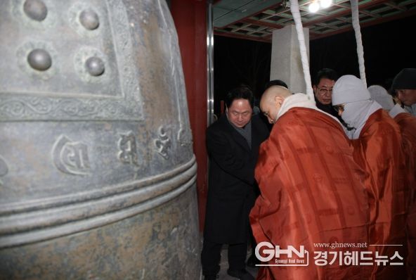 타종에 참여하고 있는 주광덕 시장