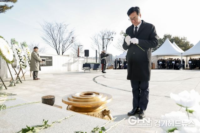 정명근 화성특례시장이 화성현충공원에서 현충탑 신년참배를 하고 있다.