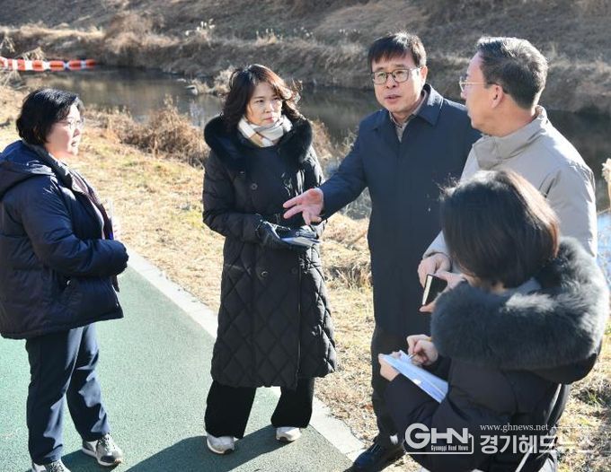 수원시 영통구, 원천리천 징검다리 설치 요구 사항 현장 점검