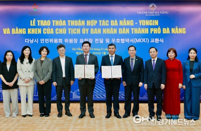 이상일 용인특례시장(가운데)이 다낭시와 우호협약 체결 후 참석자들과 기념촬영하고 있다 (오른쪽부터 응우옌 티 호이 안 문화체육관광국 부국장, 후인 리엔 프엉 인민위원회 사무국 부국장, 응우옌 쑤언 빈 외무국 국장, 응우옌 탄 홍 과학기술국 국장, 호 끼 민 다낭시 상임 부인민위원장)