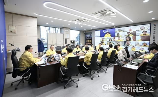 겨울철 자연재난 대응상황 점검을 위한 영상 회의를 진행하고 있다