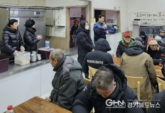 사통팔달협의회, 수원역 노숙인 대상 '사랑의 무료급식' 봉사 펼쳐