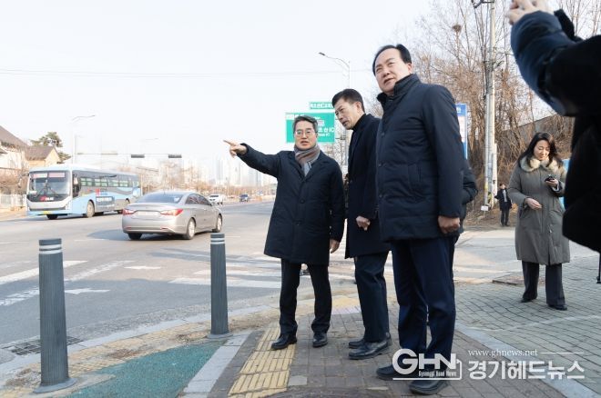 23일 오후 김동연 경기도지사와 이권재 오산시장이 북오산ic 진입로 확장 현장 확인을 하고 있다.
