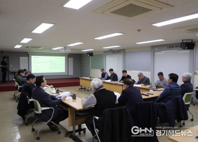 시민사회단체로 구성한 ‘수원 독립운동의 길 추진위원회’가 지난 16일 수원시자원봉사센터 대강당에서 대표적인 독립운동가와 길(코스) 조성과 관련한 회의를 열고 있다.