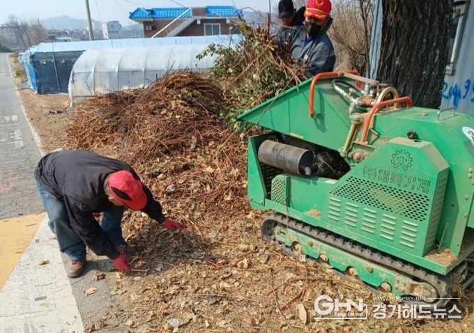 화성특례시 관계자가 영농부산물 파쇄작업을 하고 있다