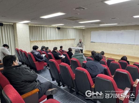 안산시 의료소비자생활협동조합 임직원들이 27일 직무교육을 진행하고 있다.