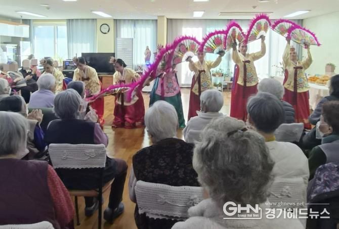수원시 장안구 정자3동 주민자치회, 아녜스의 집 찾아 재능기부 공연 펼쳐