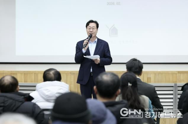 정명근 화성특례시장이 ‘동부 반다비체육센터 건립’ 주민설명회에서 인사말을 하고 있다.