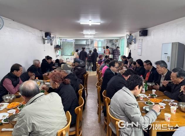 수원시 권선구 세류2동 새터경로당, 설 명절 맞아 따뜻한 떡국 나눔