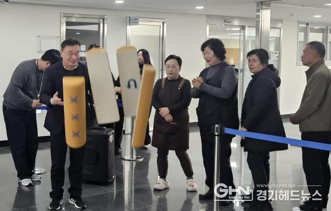 수원시 팔달구, 설 맞이 '행운의 윷 던지기' 직원 격려 이벤트 열어