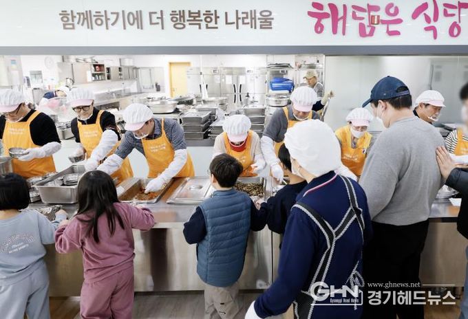 화성특례시의회 도시건설위원회 위원들이 나래울종합사회복지관에서 배식봉사를 하고 있다.