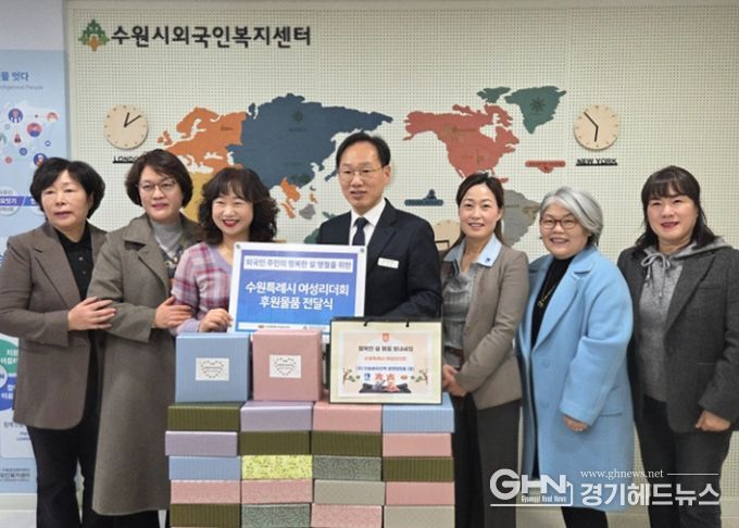 전달식 참석자들이 기념촬영을 하고 있다.