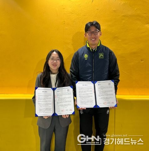 수원시·장안리틀풋볼아카데미 관계자가 협약식 후 기념촬영을 하고 있다.