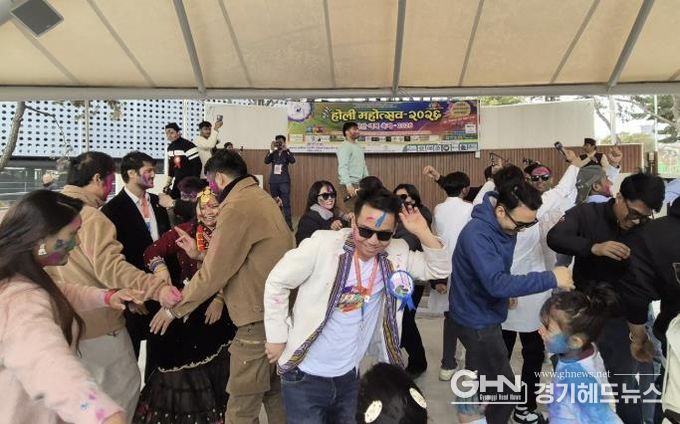 1일 외국인주민지원본부 야외무대에서 네팔 전통 명절 '홀리(Holi) 축제'가 진행중이다