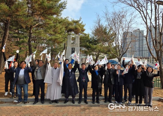 만세삼창 중인 참가자들