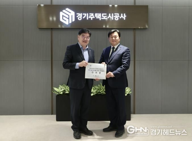 임병택 시흥시장(오른쪽)과 김용진 GH사장이 공동협력 건의문을 들고 있다