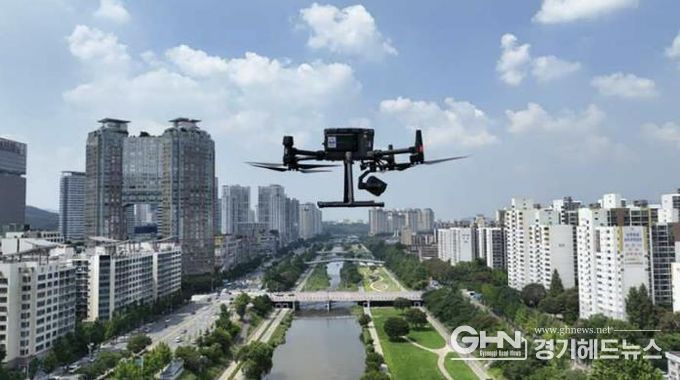 탄천 하늘을 날고 있는 성남시 드론 모습