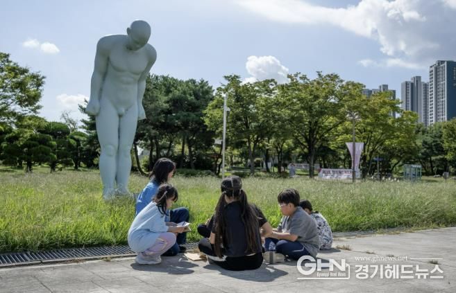 경기도미술관 교육 프로그램. 유영호, 〈인사하는 사람〉, 2015. 경기도미술관 소장품.