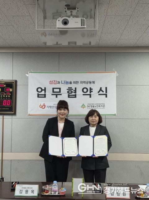 협약식 후 기념촬영을 하고 있다.