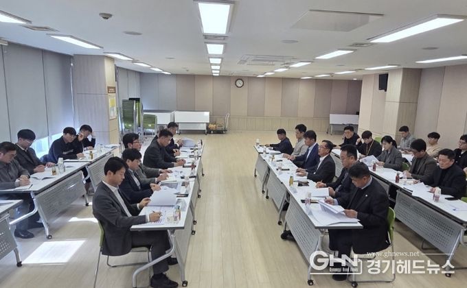 화성특례시 관계자와 화성도시공사 관계자들이 19일 유앤아이센터에서 소통상생협의회를 진행하고 있다