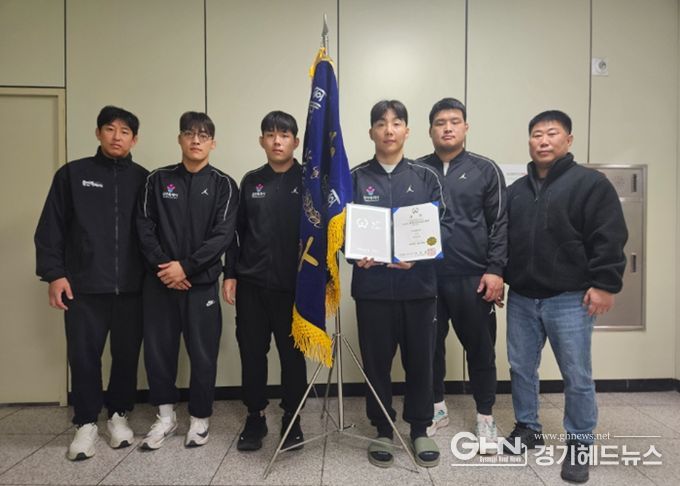 용인특례시 직장운동경기부 유도팀은 ‘2026년 회장기 전국 유도대회’에서 단체전 금메달과 개인전 동메달을 획득했다. 왼쪽부터 홍석웅·박희원·김유철·송민기·황민호 선수, 김혁 감독