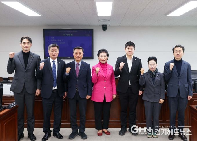 제302회 안산시의회 임시회 예산결산특별위원회 위원으로 선임된 의원들의 모습. 사진 왼쪽부터 선현우 유재수 김재국 위원 이진분 위원장 최찬규 부위원장 이지화 송바우나 위원의 모습.