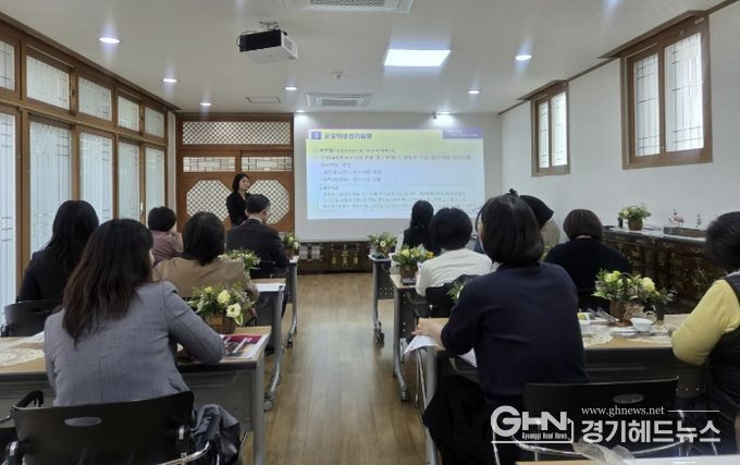 명예공중위생감시원들이 27일 안산시행복예절관에서 직무교육을 듣고 있다.