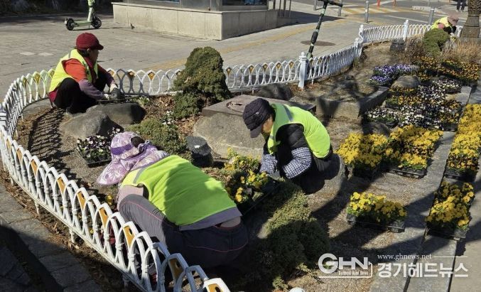 수원시 영통구, 봄꽃 식재로 도심 곳곳 '화사한 봄단장'