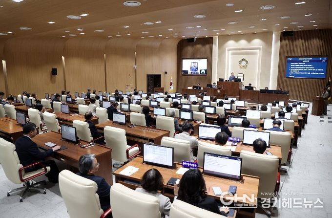 수원특례시의회가 4월 1일 본회의장에서 제400회 임시회 제1차 본회의를 열고 의사일정을 진행하고 있다.