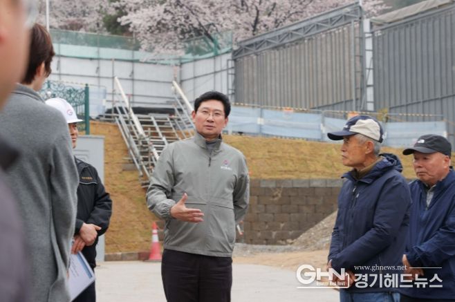 이상일 용인특례시장이 10일 처인구 양지읍 아파트 신축공사장을 찾아 현장을 점검하고 있다.