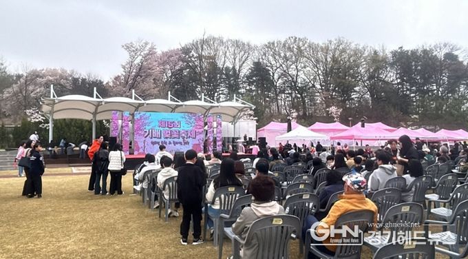 기배역사공원에서 열린 ‘제15회 기배벚꽃축제’ 개막식에서 시민들이 무대 공연을 관람하며 봄 축제를 즐기고 있다.
