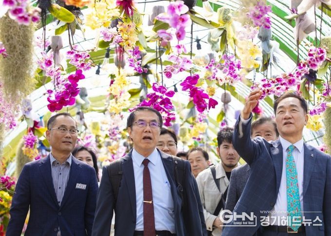 오른쪽부터 농업생태원을 둘러보는 정장선 평택시장, 황웨이저 대만 타이난시장, 이우진 평택시 농업기술센터 소장